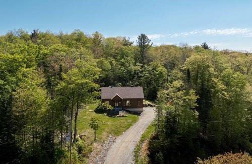 Pine Hill Ski Chalet | Roitelet Private Hot Tub Luxury Escape, Pool table , Golf & Lake