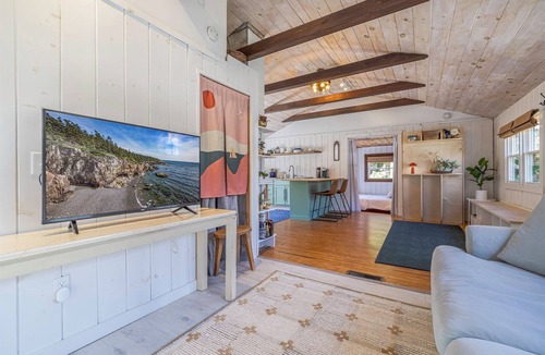 Town Hill Cabin | Romantic Forest Cabin - private, near everything