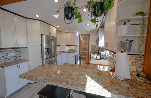 Chestermere Cottage | Romantic Lake Side Cottage 20 Minutes from Calgary