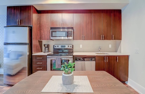 Wellington Place Apartment | Rooftop Suite - Walk to CN Tower, MTCC, Entertainment District
