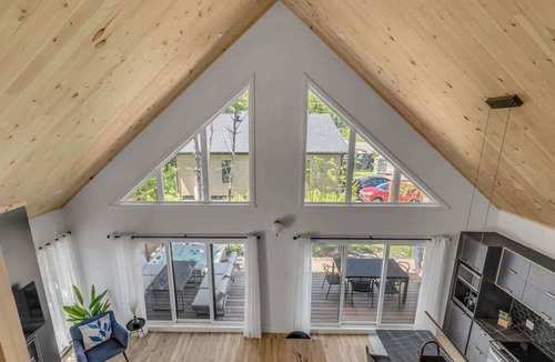 Pont-Rouge Ski Chalet | Rosa Mahda - Getaway in Pont-Rouge - Spa & Terrace