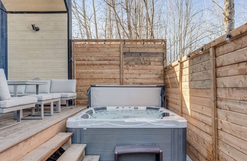 Pont-Rouge Ski Chalet | Rosa Mahda - Getaway in Pont-Rouge - Spa & Terrace