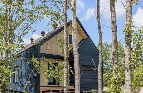 Pont-Rouge Ski Chalet | Rosa Mahda - Getaway in Pont-Rouge - Spa & Terrace