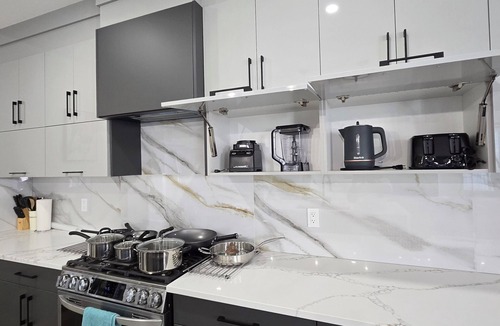 Southwest Edmonton House | Royal Palace-Luxurious Families & Groups Guest Lodge: 5 bedrooms, 3.5 bathrooms.