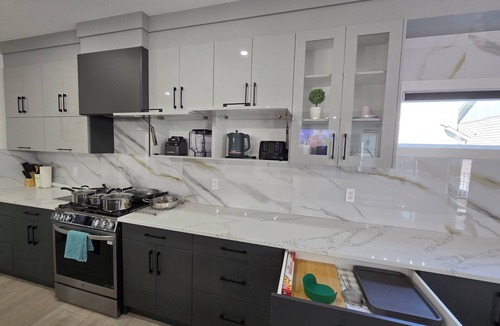 Southwest Edmonton House | Royal Palace-Luxurious Families & Groups Guest Lodge: 5 bedrooms, 3.5 bathrooms.