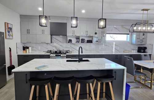 Southwest Edmonton House | Royal Palace-Luxurious Families & Groups Guest Lodge: 5 bedrooms, 3.5 bathrooms.