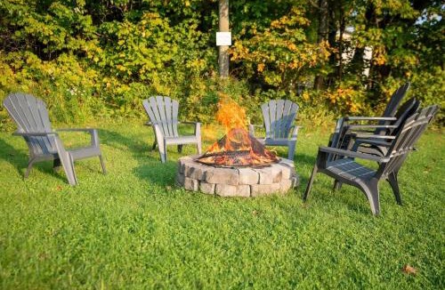 Saint-Leonard-de-Portneuf Ski Chalet | Rustic Chalet Hideaway - Hot Tub & Trail Access