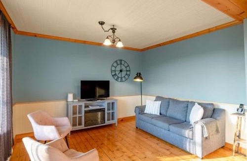 Saint-Leonard-de-Portneuf Ski Chalet | Rustic Chalet Hideaway - Hot Tub & Trail Access