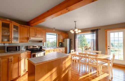 Saint-Leonard-de-Portneuf Ski Chalet | Rustic Chalet Hideaway - Hot Tub & Trail Access