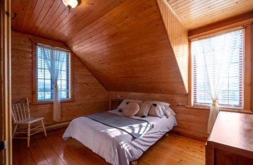 Saint-Leonard-de-Portneuf Ski Chalet | Rustic Chalet Hideaway - Hot Tub & Trail Access