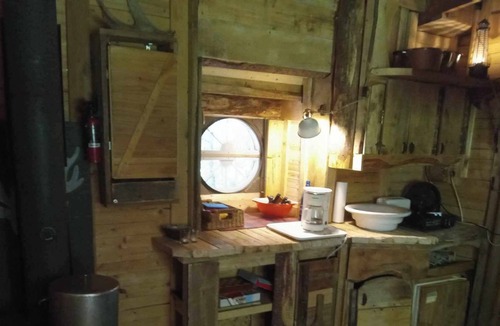 Notre-Dame-Des-Bois Bed & Breakfast | Rustic Cabin