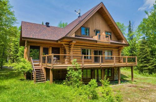 Saint-Faustin-Lac-Carre Ski Chalet | Rustic Chalet & Serenity in Mont Blanc