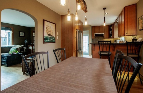 Dartmouth House | Rustic Charm: Vintage Farm Retreat in Dartmouth