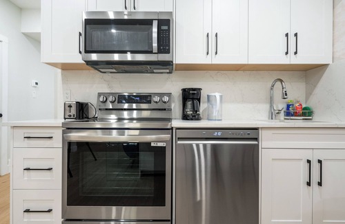Mount Pleasant House | Safe and Prime location - 5 mins to downtown