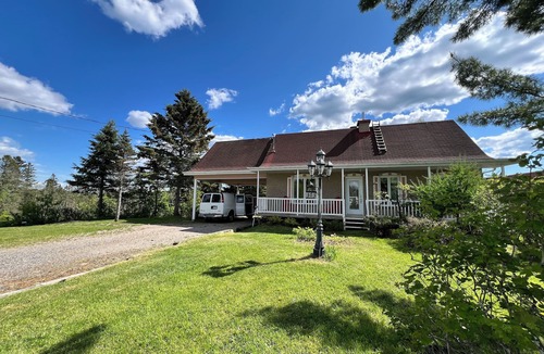 Begin House | Saguenay-Lac-Saint-Jean Getaway 3-Bedroom Holiday Cottage with Garden View