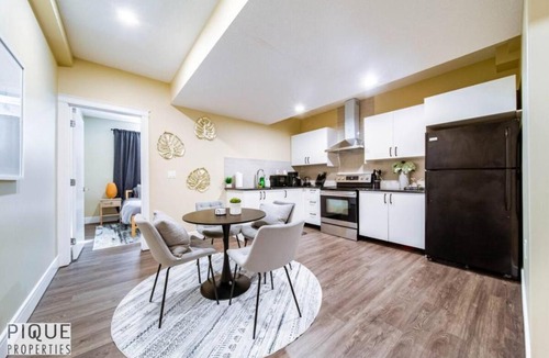 Mayfield Apartment | Sanctuary Suite - KingBed - Wifi - Near WEM - Rogers