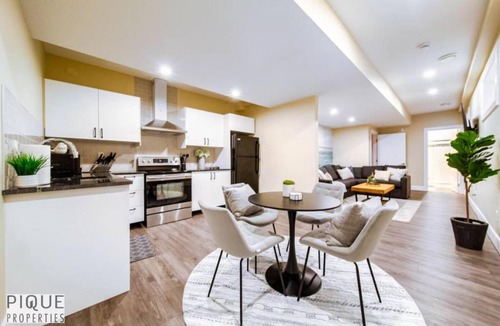Mayfield Apartment | Sanctuary Suite - KingBed - Wifi - Near WEM - Rogers