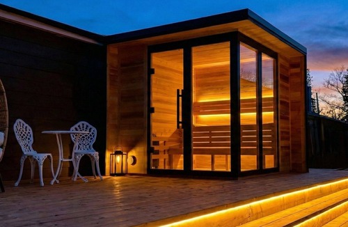 Winnipeg Beach Cabin | Sauna, Pizza Oven, BBQ, Easy Lake Access & Parking for Trucks & Trailers