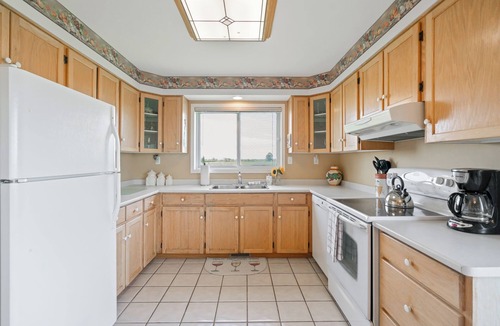 Virgil House | Scenic Niagara Vineyard Farm Home for up to 9ppl