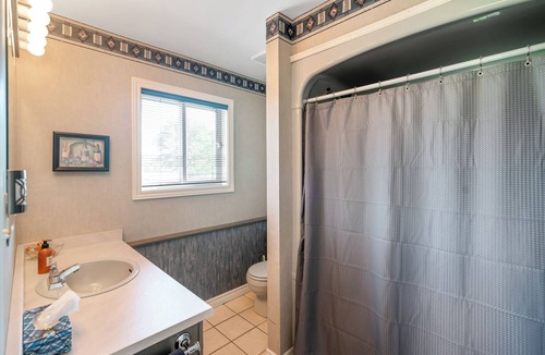 Virgil House | Scenic Niagara Vineyard Farm Home for up to 9ppl