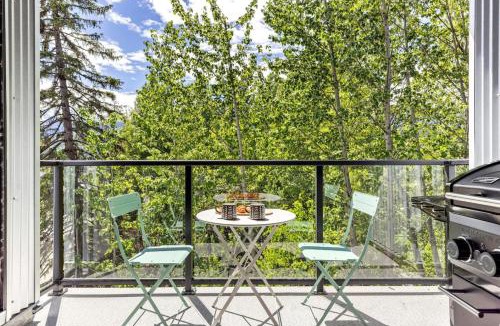 Golden Apartment | Scenic Riverstone 2BR w/Balcony + BBQ, Sleeps 6!