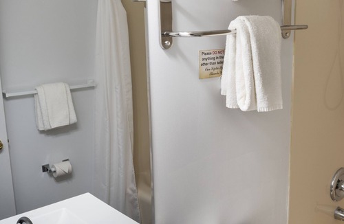 Sundre Hotel | Schott’s Lake Conference & Resort
