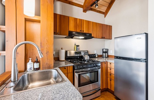 Ucluelet Apartment | Seabird Suite-Inlet Views, Downtown, Tours, Beach