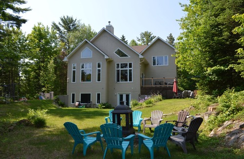 Val-des-Monts House | Secluded Family oriented Lake house in Val-des-Monts
