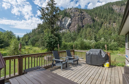 Upper Squamish House | Secluded Retreat Deep in Squamish Valley