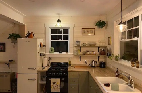 Gaspereau House | Secluded streamside retreat in wine country