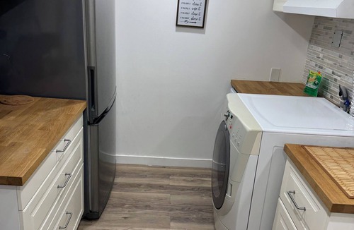Hollyburn House | Self Contained Spacious Guest Space w/Separate Entrance in West Vancouver