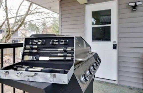Fleetwood House | SEPERATE BACK BASEMENT SUITES⭐️WITH WELL AMENITIES