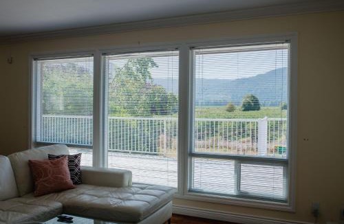 Hatzic House | Serene 3BR Cabin on 8 Acre Farm