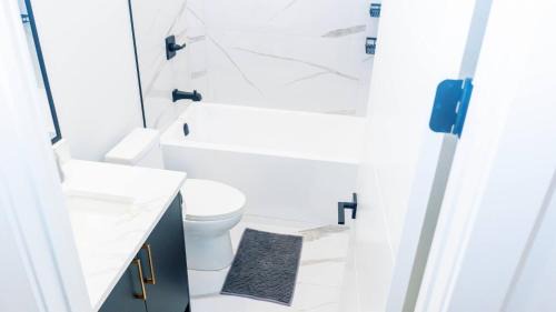 Southwest Edmonton House | Serene Dwelling home-4 Bedroom,Pool table near YEG- with AC