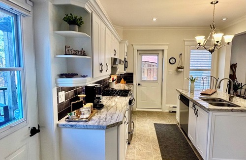 Peterborough House | Serenity on Lock| Family Retreat, Heated Pool & Games loft, steps to Little Lake