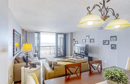 Crescent Beach Apartment | Shoreham Towers 3B