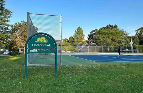Niagara Falls Apartment | Short walk to the falls 2room luxury free parking