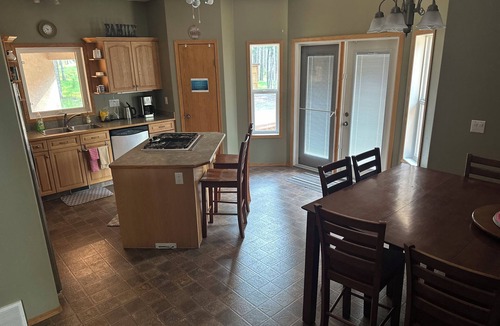 Nordegg House | Shunda Creek Place is 5 star VBRO mountain retreat.