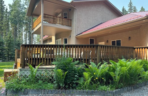 Nordegg House | Shunda Creek Place is 5 star VBRO mountain retreat.