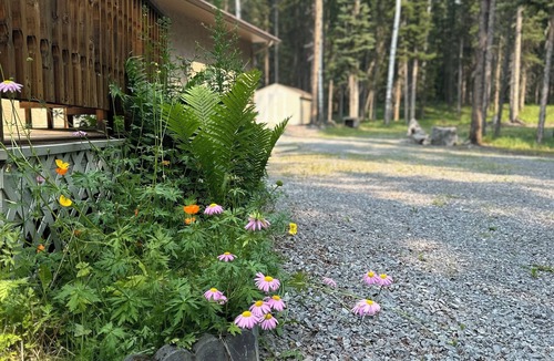 Nordegg House | Shunda Creek Place is 5 star VBRO mountain retreat.