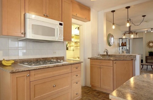 Leslieville House | Side Street Oasis: 2bdrm+Den Open Concept