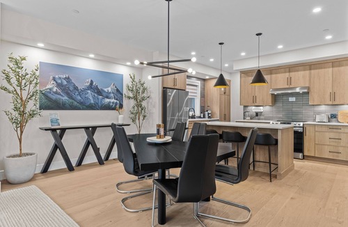 Teepee Town House | Sisters' Summit - Stunning Mountain Views with Private Hot tub, Sauna & BBQ!