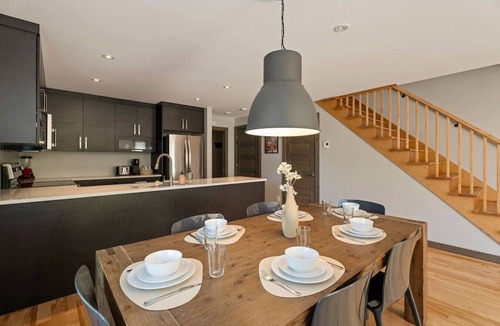 Saint-Faustin-Lac-Carre Villa | Ski/Bike/Hike In-Out | Soleil & Vue en Montagne