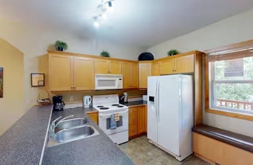 East Kootenay Condo | Ski & Golf Getaway Suite - private hot tub - 2 bed