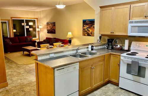 East Kootenay Condo | Ski & Golf Getaway Suite - private hot tub - 2 bed