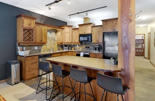 Big White Ski Resort Condo | Ski in/Ski out Hot tub In the village 11 ppl