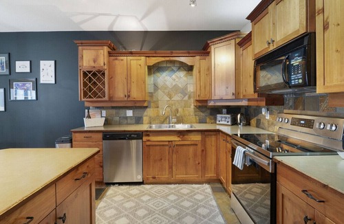 Big White Ski Resort Condo | Ski in/Ski out Hot tub In the village 11 ppl