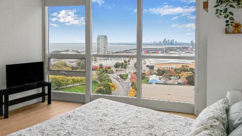 Fort York Apartment | Skyline & Lake Views - Luxury Downtown Suite - Walk Everywhere