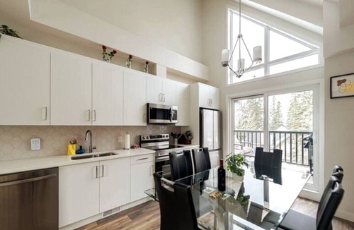 Canmore Villa | Skyline Soak – Pool & Hot Tub + Mountain Views
