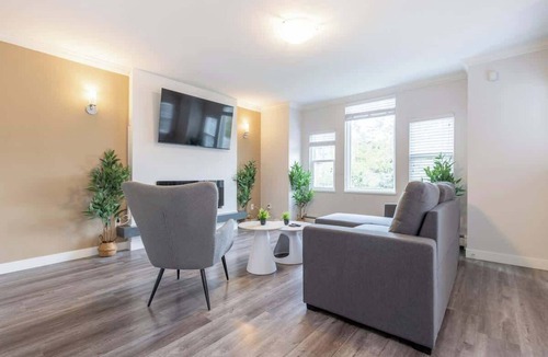 Sunset Apartment | Sleek Modern Escape –Comfort and Style in the City